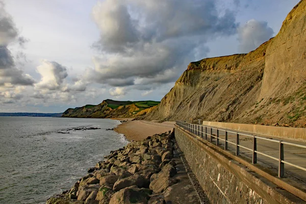 Les falaises de grès de West Bay dans le Dorset, en Angleterre. Cela fait partie de la côte jurassique qui va d'Exmouth dans le Devon à Studland Bay dans le Dorset, à une distance de 96 miles — Photo