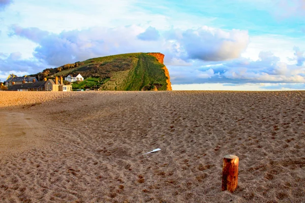 Dorset, İngiltere'deki West Bay'deki kumtaşı kayalıklar. Bu, Devon'daki Exmouth'tan Dorset'teki Studland Körfezi'ne kadar uzanan Jurassic sahilinin bir parçasıdır. — Stok fotoğraf