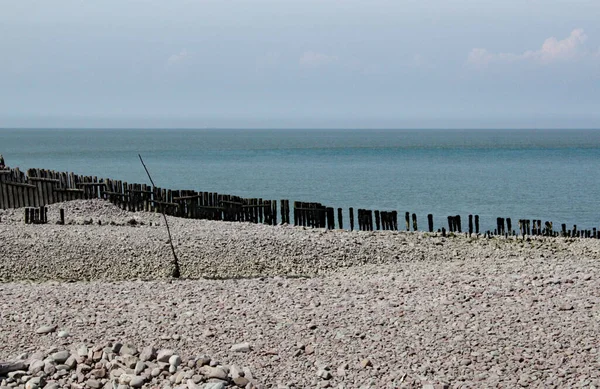 Egy Sor Faáttörő Víz Fut Tengerhez Egy Kavicsos Strandon Porlock — Stock Fotó