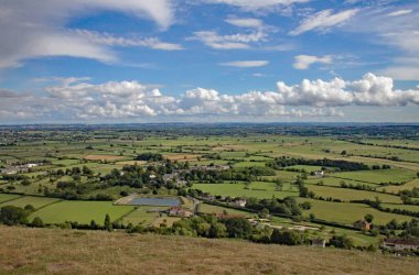 Somerset Katları 'na bakan Glastonbury Tor' un tepesinden görünüm.