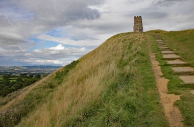 Somerset, İngiltere 'deki Glastonbury Tor' un tepesindeki Aziz Michael 'ın kilise kulesine yaklaşıyoruz.