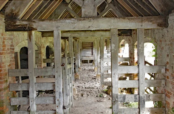 Starej Stajni Belki Drewniane Dzielą Przestrzeń Wewnętrzną — Zdjęcie stockowe