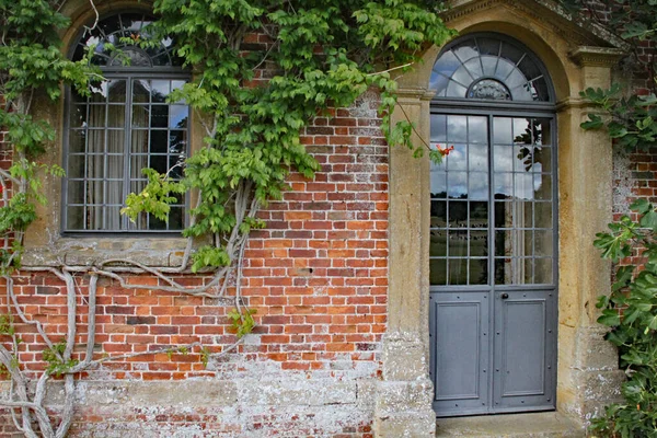 Beklimmende Vijgenplant Groeit Muur Van Een Engels Landhuis — Stockfoto