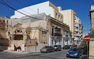 SLIEMA, MALTA - 25 Ekim 2019; Malta 'da Sliema' nın arka sokaklarındaki eski bir bina yeniden yapılanmaya hazır hale getirildi