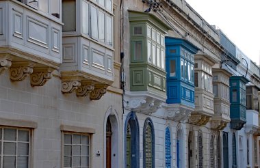 SLIEMA, MALTA - 26 Ekim 2019: Geleneksel çok renkli ahşap balkon pencereler Malta 'nın arka sokaklarında yola bakıyor.