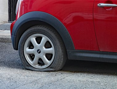 VALLETTA, MALTA - 26. 2019 Kasım: Kırmızı bir mini yolda park etmiş arka lastiği patlamış