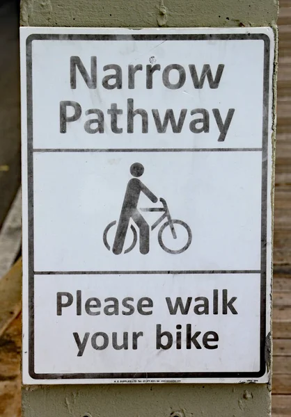 Znak Ostrzegawczy Wąskiej Drogi Proszę Chodzić Rowerze — Zdjęcie stockowe