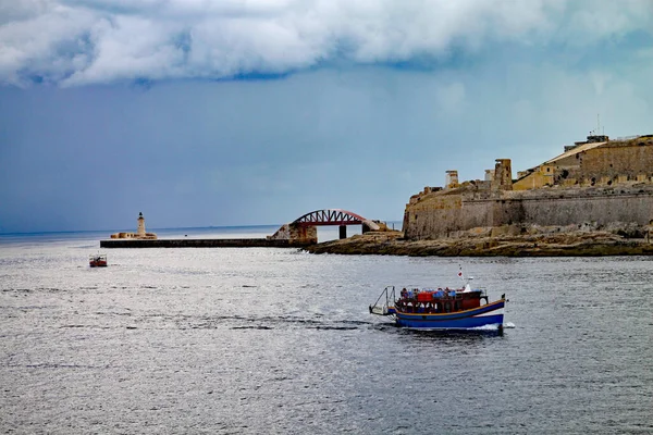 Valletta Malta Ottobre 2019 Nave Crociera Portuale Passa Davanti Ponte — Foto Stock