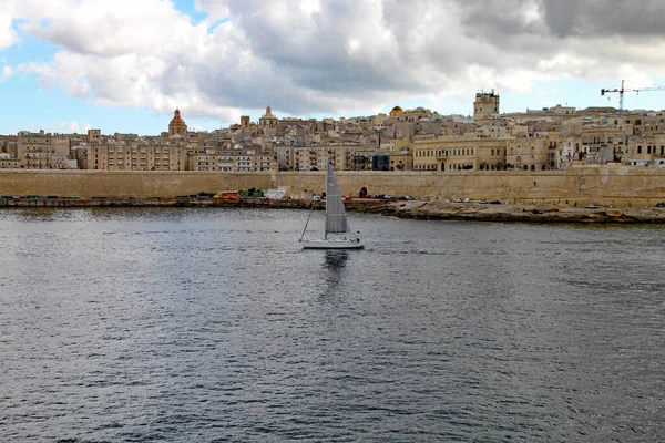 Ensam Yacht Passerar Valletta Skyline Mulen Och Molnig Dag — Stockfoto
