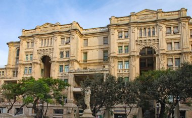 St. Jullians, Malta - Kasım 3RD 2019. Muhteşem sanat eseri Balluta binaları merkez meydanın üzerinde yükseliyor. Marki John Scicluna için 1928 'de inşa edildi..