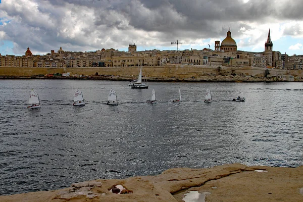 Uma Flotilha Iates Treinamento São Rebocados Volta Para Valletta Passado — Fotografia de Stock