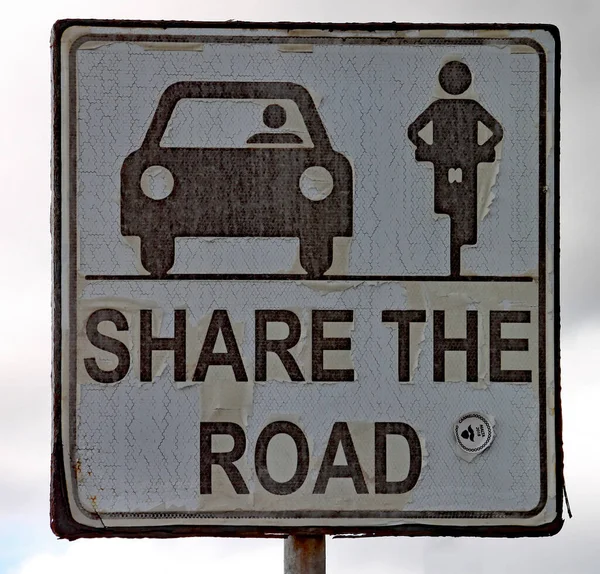 道路を共有するために車やモーターサイクルを伝える黒と白のサイン — ストック写真