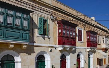 SLIEMA, MALTA - 5 Kasım 2019: Geleneksel çok renkli balkon pencereleri Malta 'nın arka sokaklarında yola bakıyor.