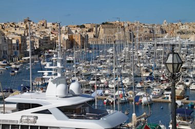 VALLETTA, MALTA - 5 Kasım 2019: Yüzlerce yat Malta 'da bir marinaya demirlemiştir