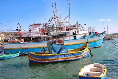 VALLETTA, MALTA - 5 Kasım 2019: Malta 'nın Marsaxlokk köyünde renkli balıkçı tekneleri