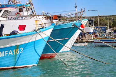 VALLETTA, MALTA - 5 Kasım 2019: Malta 'nın Marsaxlokk köyünde renkli balıkçı tekneleri