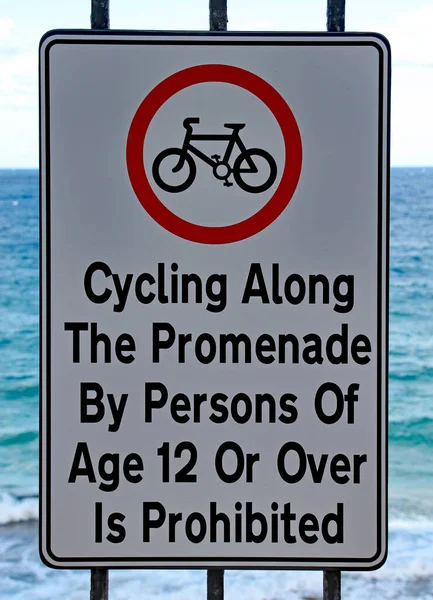 12歳以上のサイクリストを禁止するマルタのスライマの遊歩道にサインしてください — ストック写真