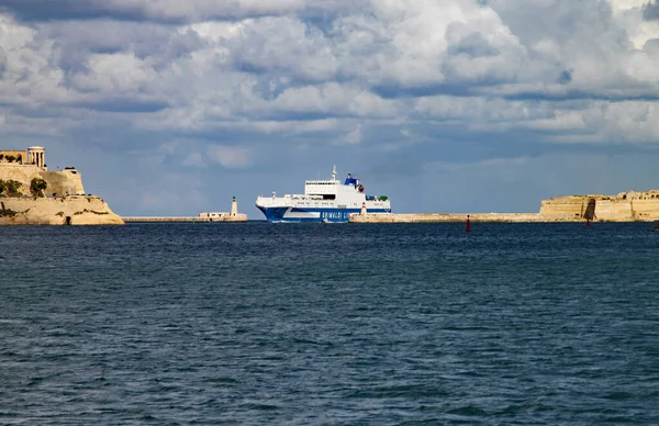 Valletta Malta Novembre 2019 Una Nave Carico Entra Nel Porto — Foto Stock