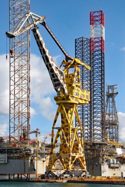 VALLETTA, MALTA - 14 Kasım 2019 Rıhtımda zürafaya benzeyen dev bir vinç