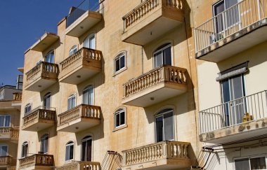 VALLETTA, MALTA - 15 Kasım 2019: Malta 'da bir apartman bloğunda taş balkonlu balkonlar