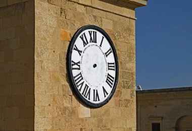Malta 'da bir kuleye dokunmamış bir saat.