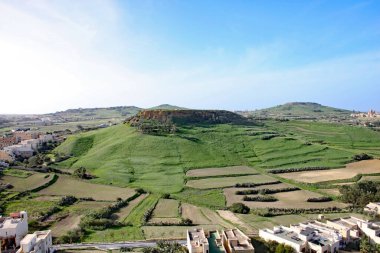 Malta, Gozo 'daki Victoria Kalesi' nden görülebilen antik toprak parçaları.