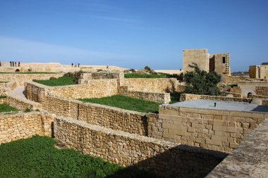 Victoria 'daki kalede muhafaza edilmiş kuru taş duvarlar, Malta' daki Gozo.