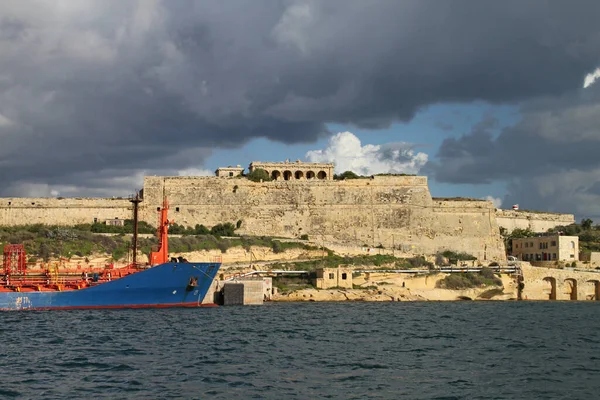 Navio Carga Está Atracado Porto Valletta Malta — Fotografia de Stock