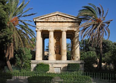 BARRAKKA GARDENS, VALLETTA, MALTA - 16. Kasım 2019: 1809 yılına kadar Malta 'nın eski Tuğamiral ve sivil komiseri Sir Alexander Ball' a adanmış neoklasik stil anıtı