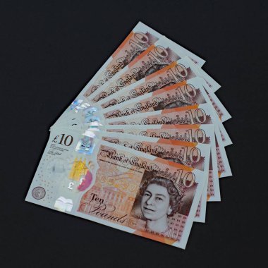 EXETER, İngiltere - 20 ARALIK 2019: 10 Pound Sterling hayranı siyah arkaplanda dinleniyor