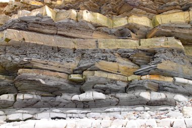 İngiltere, Somerset 'te, Doğu Quantoxhead yakınlarında Kilve plajı. Dev kaya tabakaları Jurasik döneme kadar uzanır ve fosil avcıları için bir cennettir.