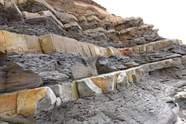 İngiltere, Somerset 'te, Doğu Quantoxhead yakınlarında Kilve plajı. Dev kaya tabakaları Jurasik döneme kadar uzanır ve fosil avcıları için bir cennettir.