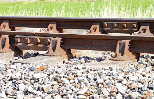Nahaufnahme Eines Rostigen Eisenbahngleises Mit Den Muttern Und Bolzen Der — Stockfoto