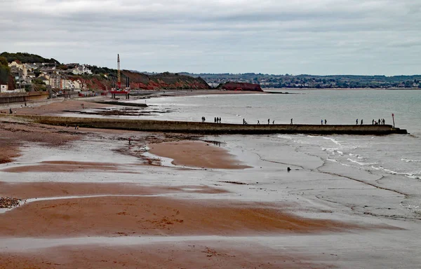 Sylwetki Ludzi Stojących Kamiennym Pomoście Dawlish Devon — Zdjęcie stockowe