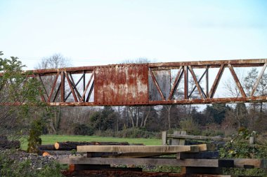 Somerset 'teki ahşap bir avluda paslı eski bir vinç kirişi.