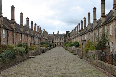 Wells, Somerset 'teki Vicar' s Close 'un boş kaldırım taşı sokağı.
