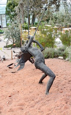 Cornwall 'daki Cennet Projesi' ndeki Dionysus heykellerinin ayinleri.