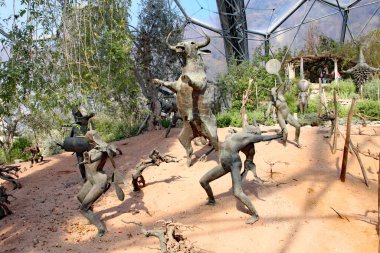 Cornwall 'daki Cennet Projesi' ndeki Dionysus heykellerinin ayinleri.