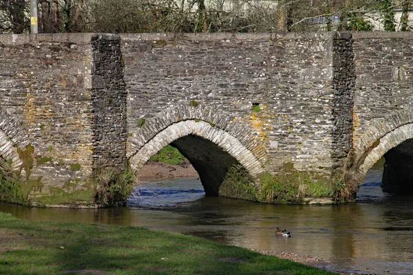 Uma Ponte Com Vários Arcos Sobre Rio Fowey Lostwithiel — Fotografia de Stock