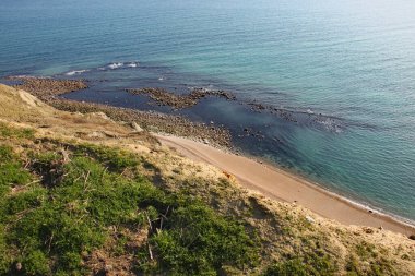 Dorset 'teki Seatown yakınlarındaki kayalıklardan bir manzara. Charmouth ve West Bay arasındaki Jurassic kıyısındaki sahil yolunda yer alıyor.