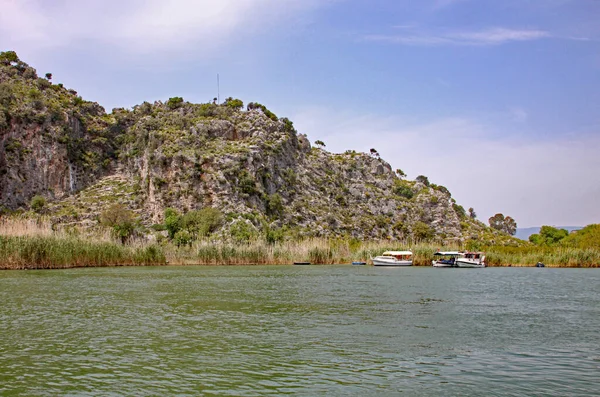 Dalyan gemisinin gemileri Dalyan Nehri 'nin kıyısına demirlemiş.