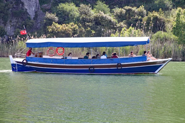 Στον Ποταμό Dalyan Διέρχεται Ένα Πλοίο Από Τον Συνεταιρισμό Σκαφών — Φωτογραφία Αρχείου