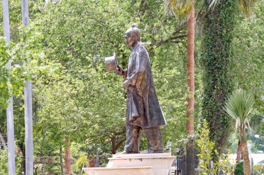 Dalyan 'ın ana meydanı yakınlarındaki Mustafa Kemal Atatürk' ün bronz heykeli. Modern Türkiye 'nin kurucusuydu..