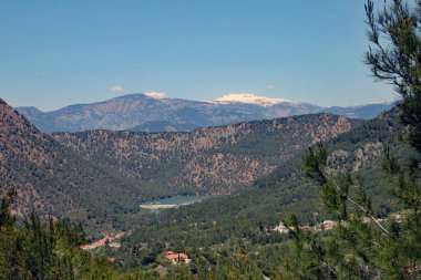 Türkiye 'deki vadide volkanik bir göl kuruldu. Arka planda kar kaplı dağlar görülebilir.