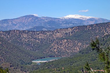 Türkiye 'deki vadide volkanik bir göl kuruldu. Arka planda kar kaplı dağlar görülebilir.