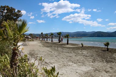 Türkiye 'de dinlendirici plaj sahnesi. Dağlar, cennet gibi bir koyu gölgeler..