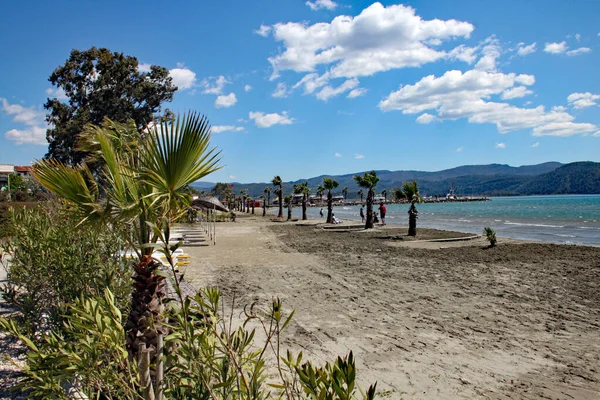 Escena Playa Tranquila Turquía Las Montañas Sombrean Una Bahía Idílica — Foto de Stock