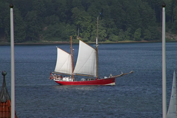 Velero Cuerpo Rojo Navega Largo Del Fiordo Flensburg Región Alemana —  Fotos de Stock