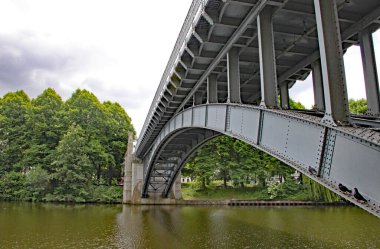 Eğri metal köprü Almanya 'da Elbe Nehri boyunca uzanır.