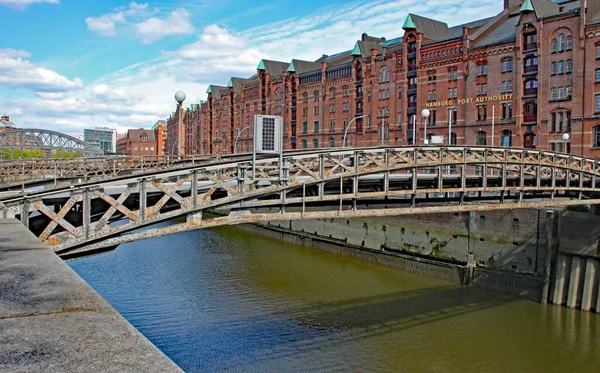 Uma Ponte Sobre Canal Perto Autoridade Portuária Hamburgo Alemanha — Fotografia de Stock